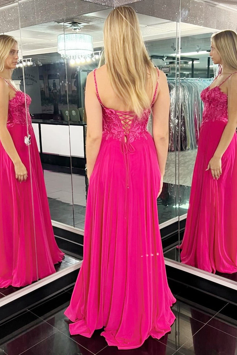 Magentafarbenes, herzförmiges A-Linien-Ballkleid mit Schlitz und Applikationen