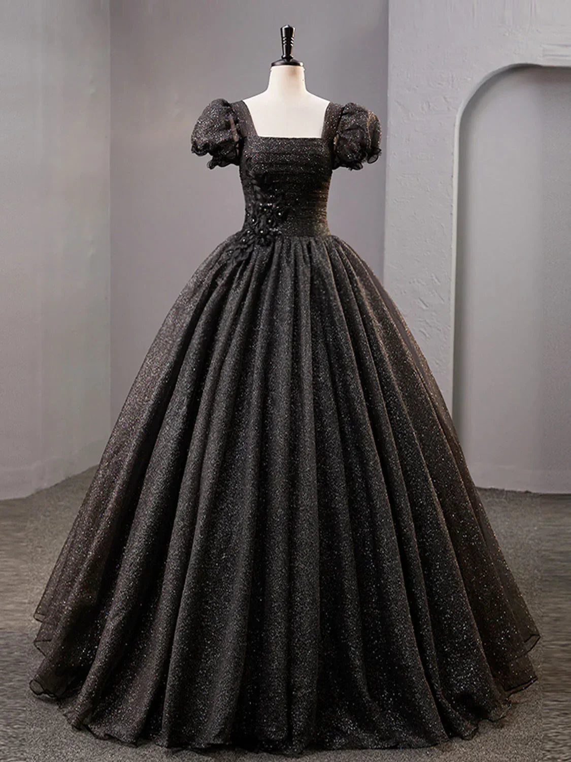 Abito lungo da sera nero lucido con scollo quadrato e tulle Y4386
