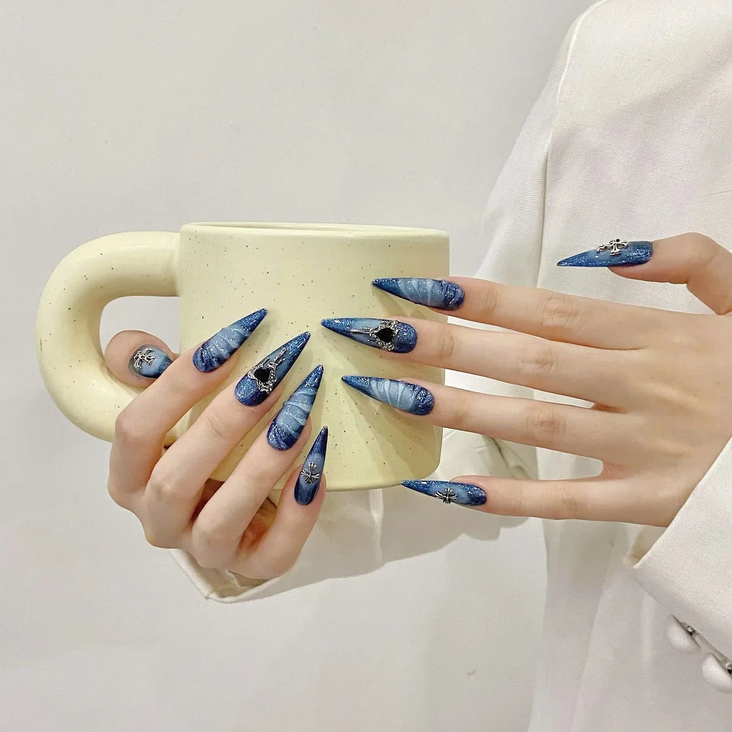 10 uñas postizas de aguja largas hechas a mano en azul brillante con diseño de corazón de metal y ondas de agua 3D. 