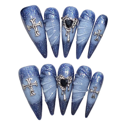 10 uñas postizas de aguja largas hechas a mano en azul brillante con diseño de corazón de metal y ondas de agua 3D. 