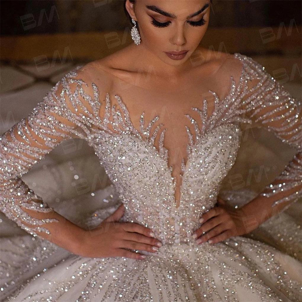 Vestidos de novia sexys con cuentas Vestidos de novia de lujo con cuentas hechas a mano Vestido de boda de manga larga Vestido de baile con cola larga de capilla