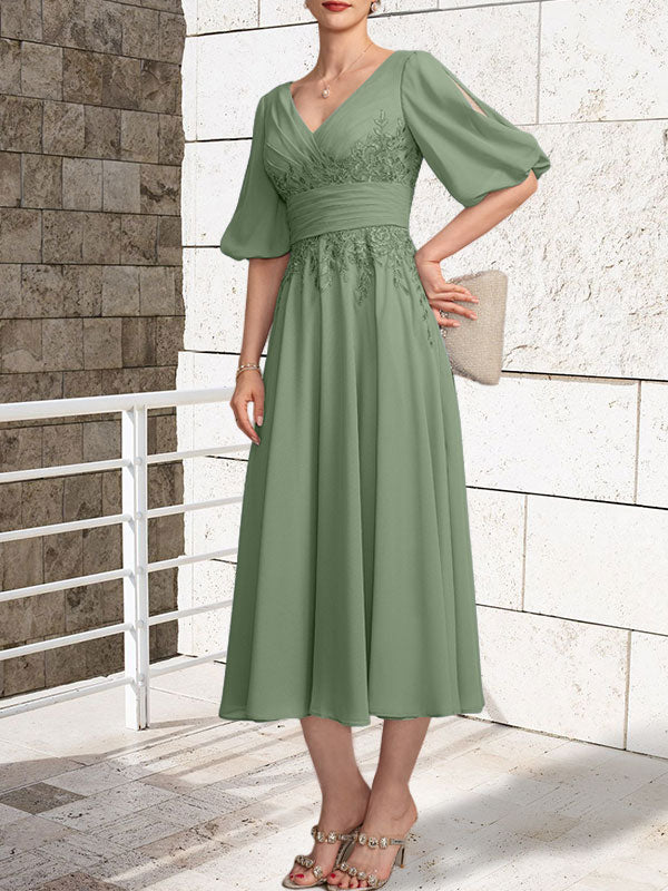 A-Linie V-Ausschnitt Wadenlanges Chiffon-Kleid für die Brautmutter mit Plissee