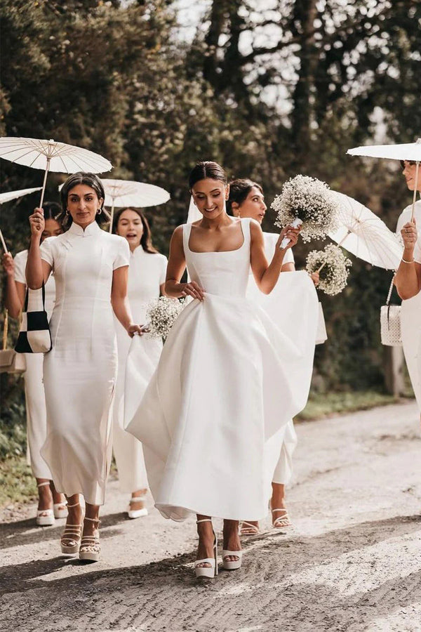 Robe de mariée blanche modeste en satin, coupe trapèze, col carré