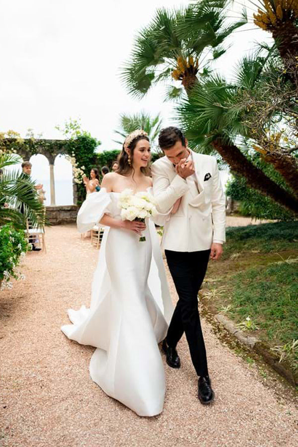 Robe de mariée satinée sirène à manches bouffantes et épaules dénudées