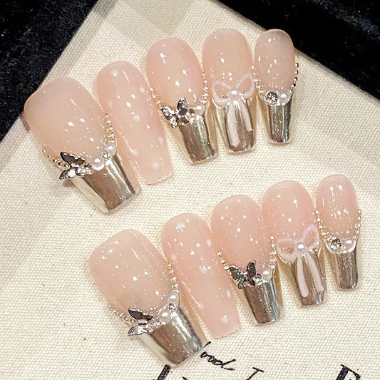 10 uñas postizas francesas hechas a mano, de longitud media, estilo ataúd, con diseño de mariposas, perlas y lazos de metal. 