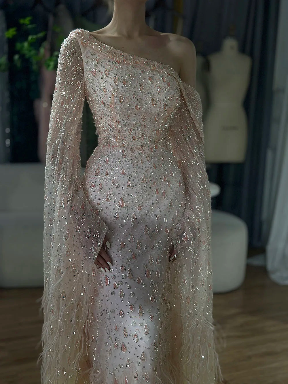 Vestido de Noite de Luxo com Uma Alça e Manga Capa em Penas LA72763