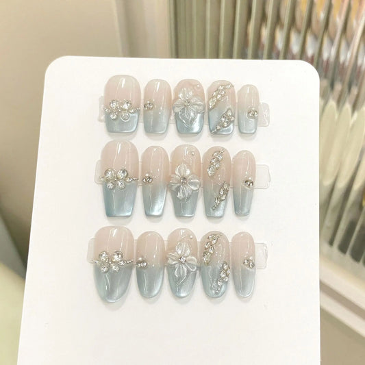 10 uñas postizas 3D talladas a mano con diseño de flor de hielo, color azul claro, estilo francés, estilo ojo de gato, hechas a mano, con encanto, para usar. 