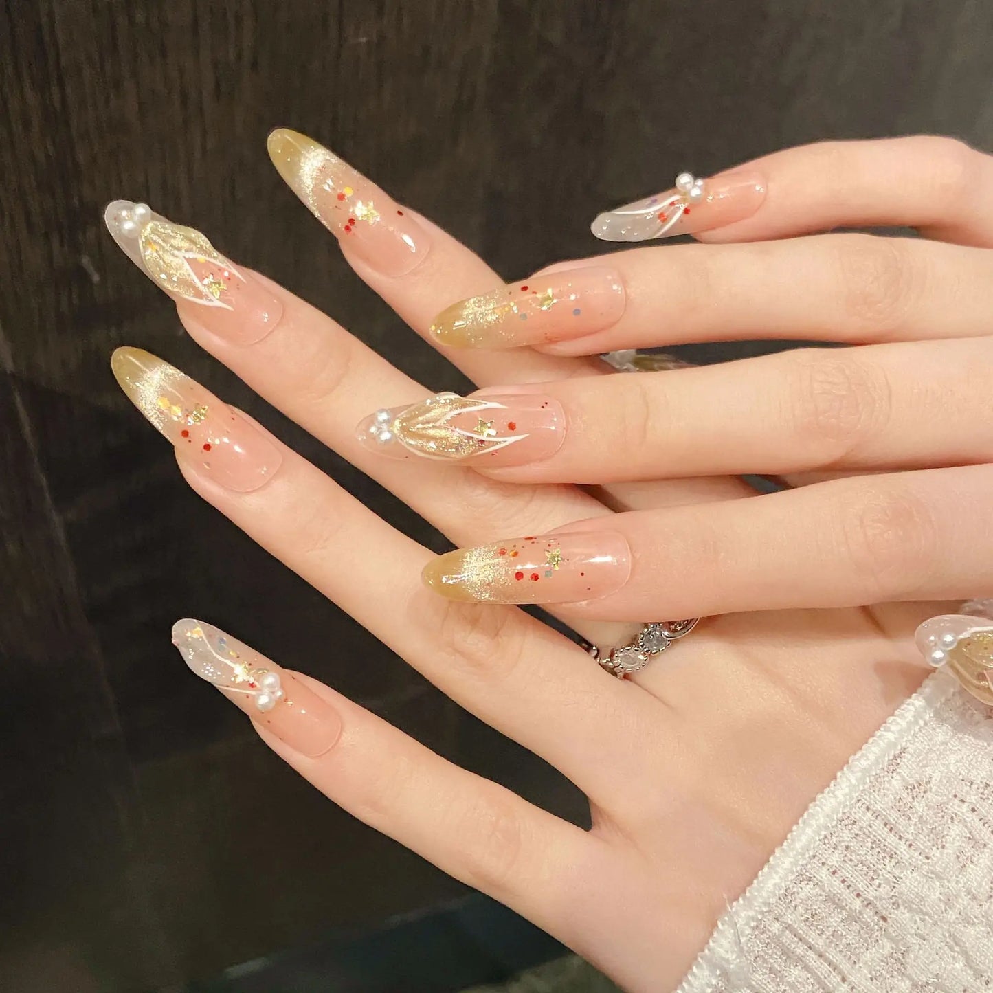 10 uñas postizas de ojo de gato brillantes, hechas a mano, pintadas a mano, doradas, con forma de cola de sirena y perla, uñas postizas almendradas para chicas dulces. 