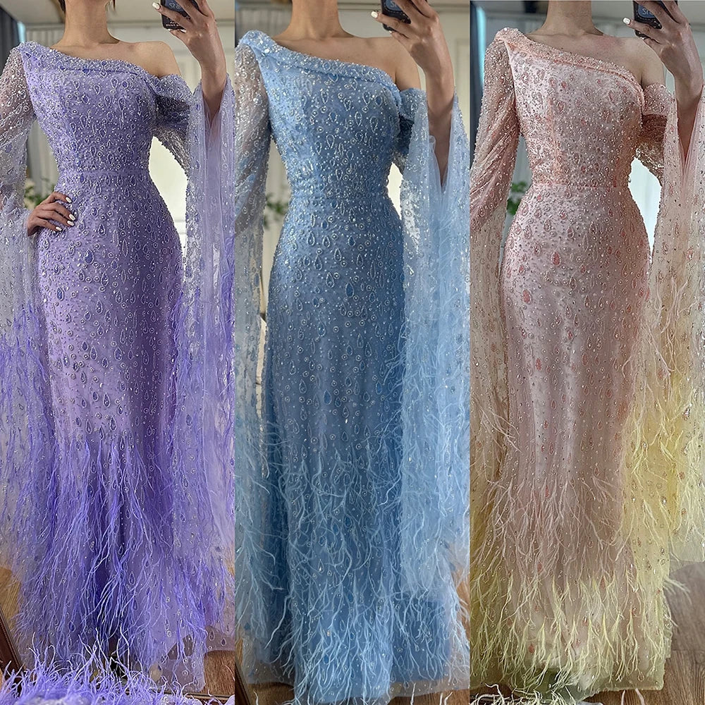 Vestido de Noite de Luxo com Uma Alça e Manga Capa em Penas LA72763