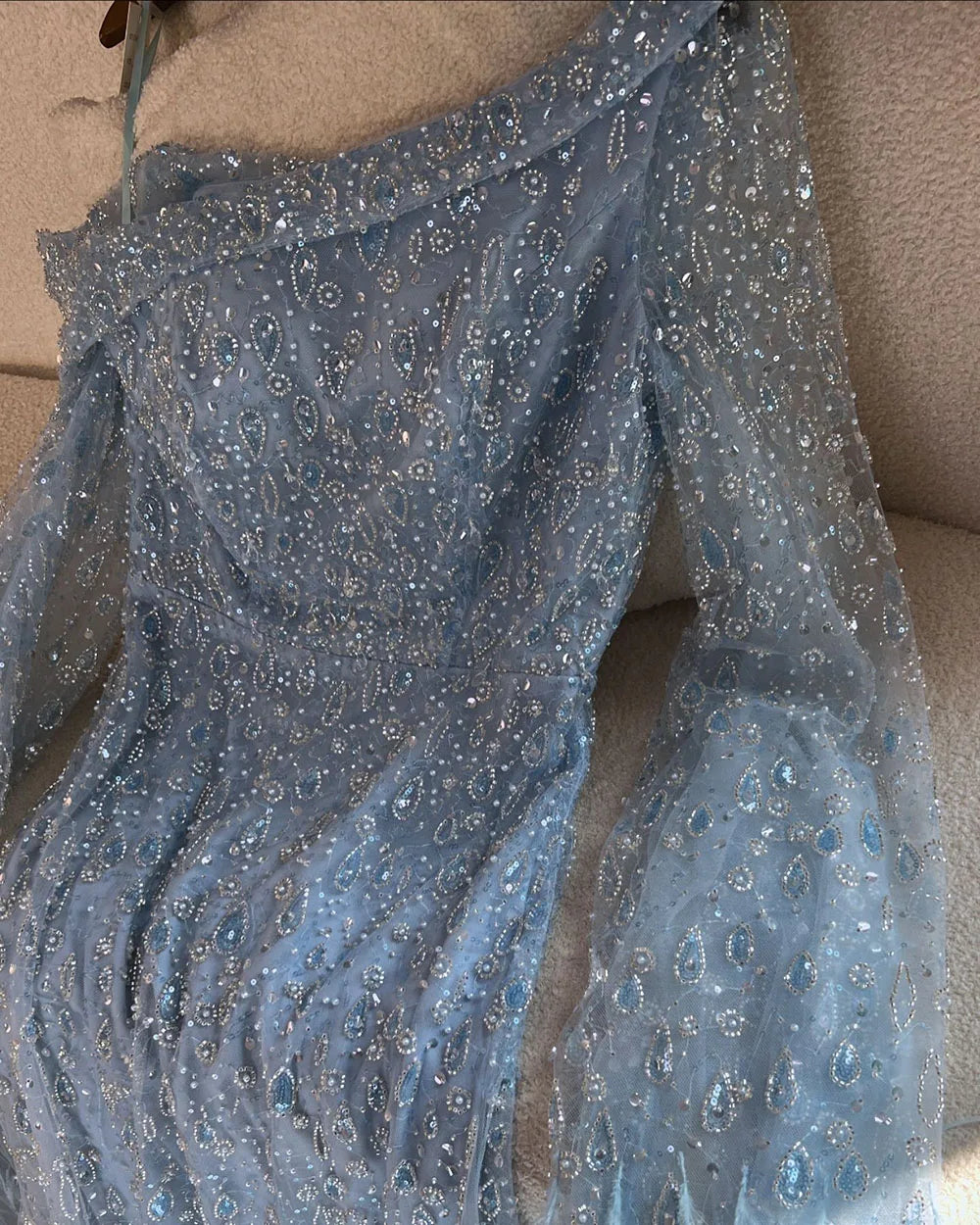 Vestido de Noite de Luxo com Uma Alça e Manga Capa em Penas LA72763