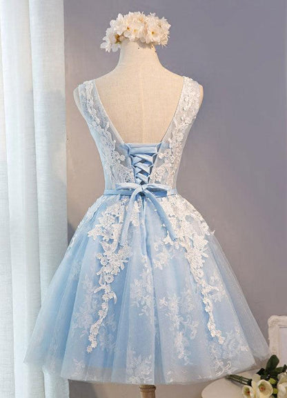 Vestido de fiesta corto de tul con escote redondo y apliques de encaje PG137