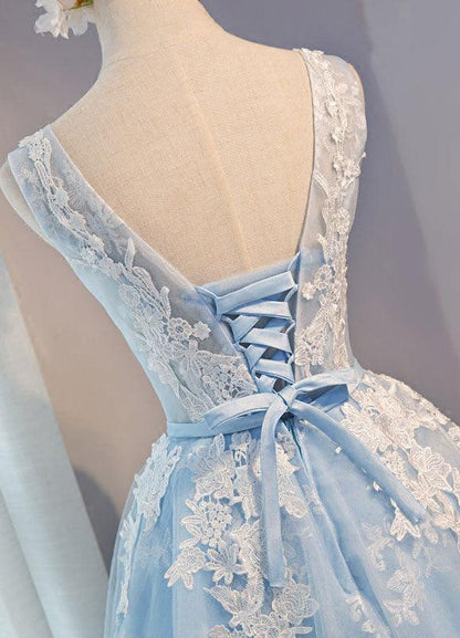 Vestido de fiesta corto de tul con escote redondo y apliques de encaje PG137