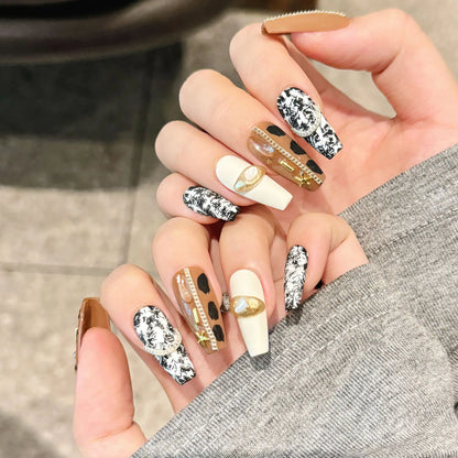 10 uñas postizas hechas a mano, color marrón mate, de longitud media, estilo ataúd, con cadena de metal y decoración de perlas, uñas artificiales para otoño.