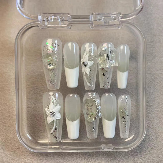 10 piezas de uñas postizas francesas blancas con diseño de diamantes brillantes, flores pintadas a mano. 