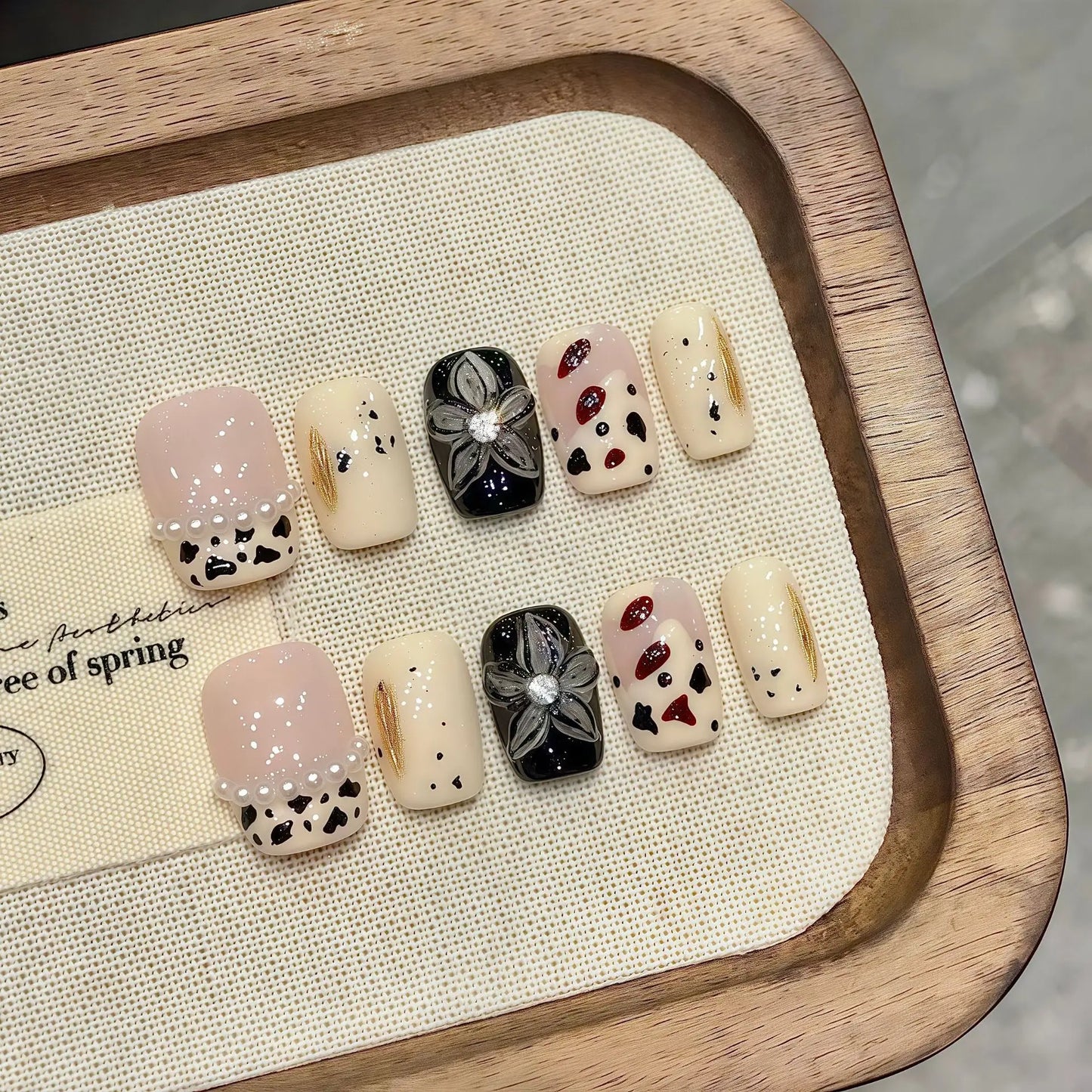10 uñas postizas cuadradas cortas y geniales, con diseño de reloj despertador de manzana y flor plateada, uñas postizas hechas a mano para chica picante. 