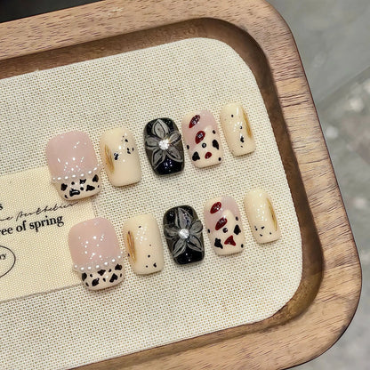 10 uñas postizas cuadradas cortas y geniales, con diseño de reloj despertador de manzana y flor plateada, uñas postizas hechas a mano para chica picante. 