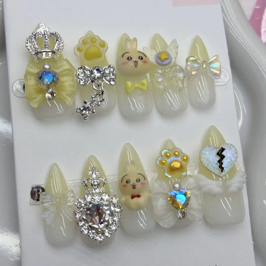 10 uñas postizas hechas a mano, estilo francés, de cuatro colores, con punta larga, lazos de metal y diamantes, decoración con dibujos animados. 