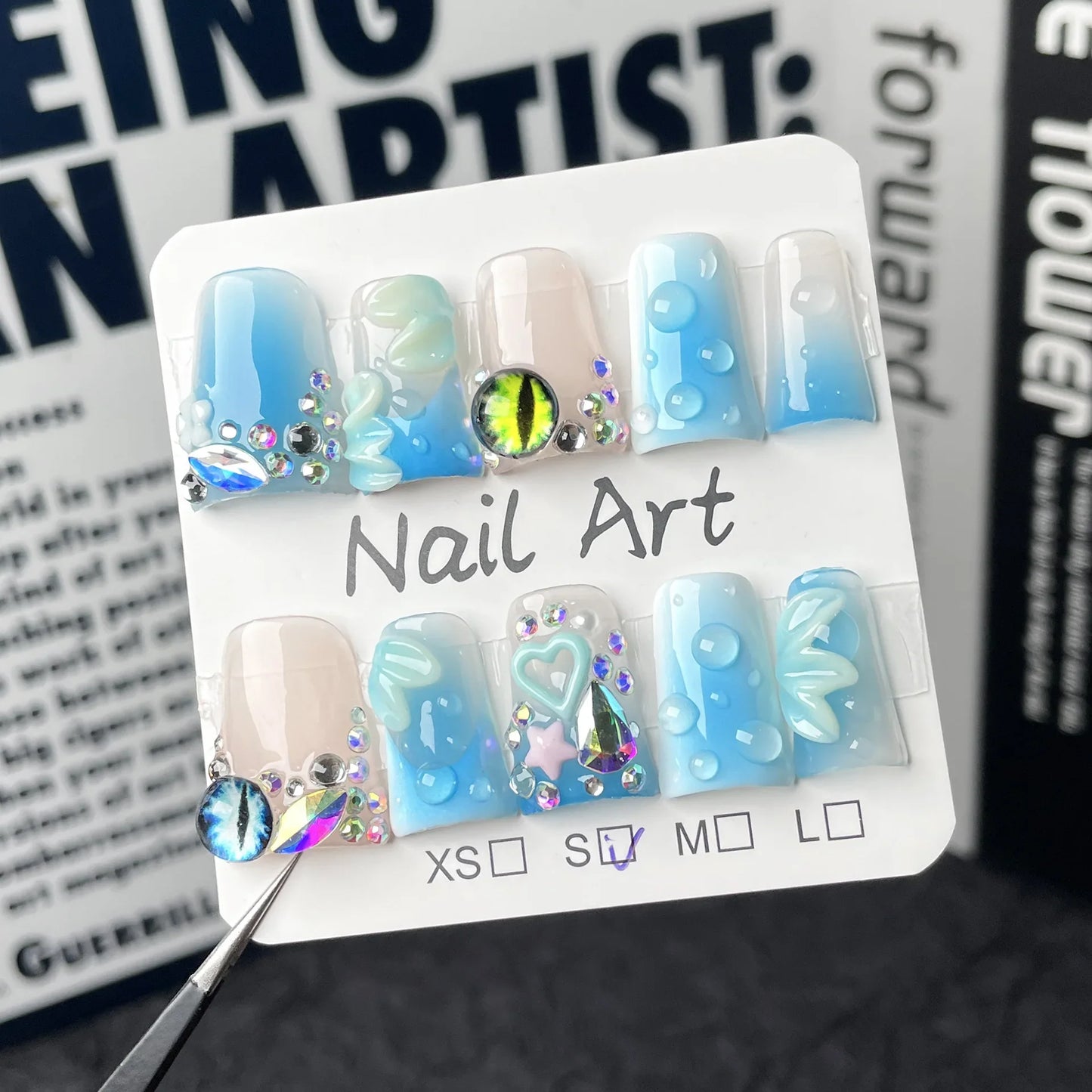10 uñas postizas de verano en azul degradado, brillantes, con diseño de ojo de gato, flores 3D, brillantes, con diamantes, hechas a mano. 