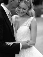 Vestidos de novia de corte A con escote en V, cola capilla y lentejuelas de encaje