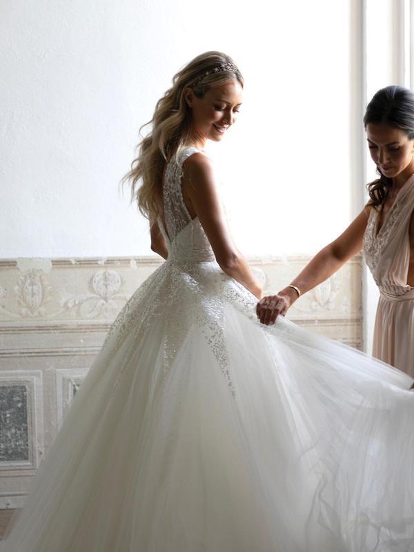 Vestidos de novia de corte A con escote en V, cola capilla y lentejuelas de encaje