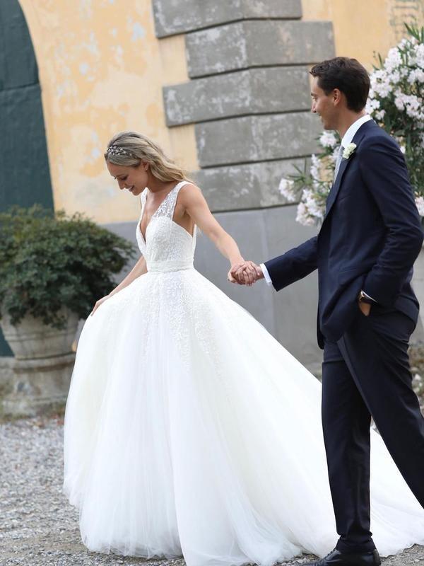 Vestidos de novia de corte A con escote en V, cola capilla y lentejuelas de encaje