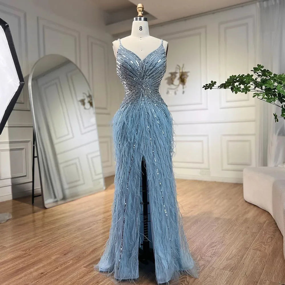 Vestido de Gala Sereia de Luxo e Classe com Penas Azuis, Missangas e Fenda LA70623