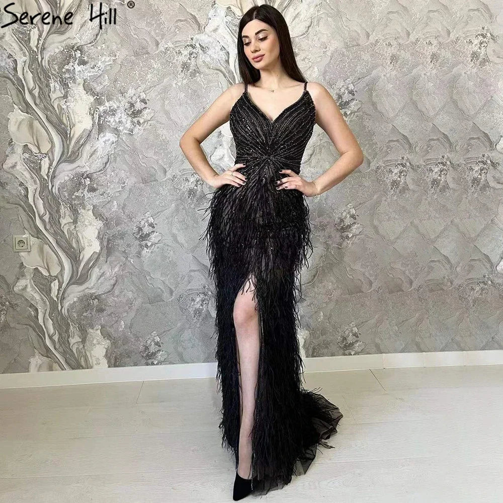 Vestido de Gala Sereia de Luxo e Classe com Penas Azuis, Missangas e Fenda LA70623