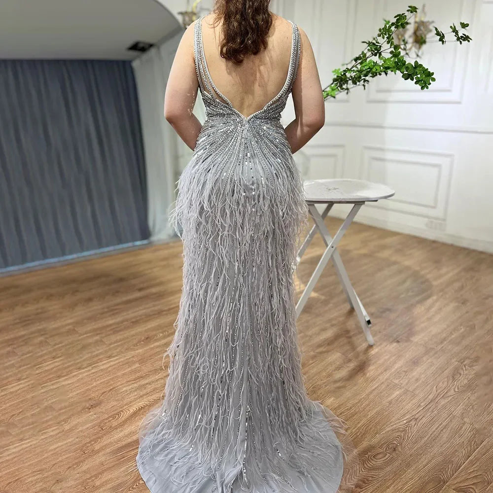 Vestido de Gala Sereia de Luxo e Classe com Penas Azuis, Missangas e Fenda LA70623