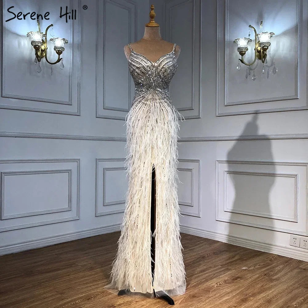 Vestido de Gala Sereia de Luxo e Classe com Penas Azuis, Missangas e Fenda LA70623