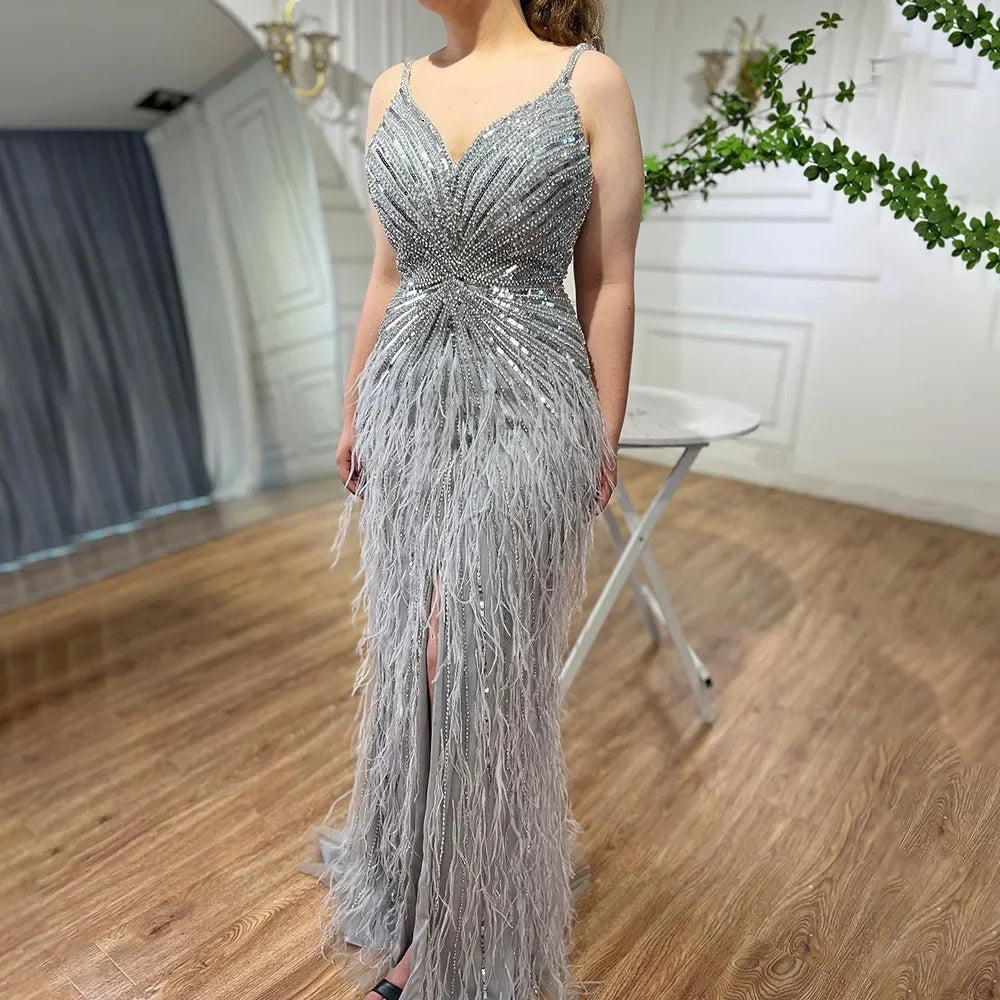 Vestido de Gala Sereia de Luxo e Classe com Penas Azuis, Missangas e Fenda LA70623