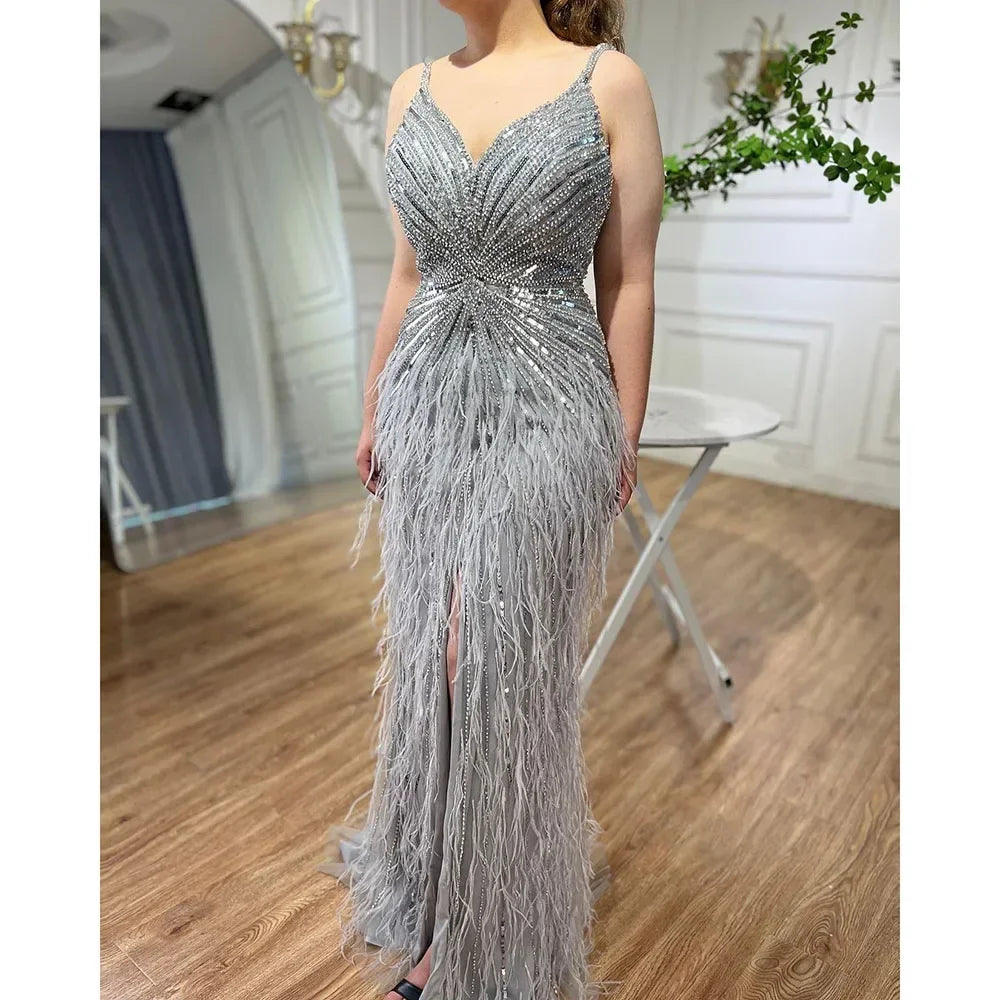 Vestido de Gala Sereia de Luxo e Classe com Penas Azuis, Missangas e Fenda LA70623