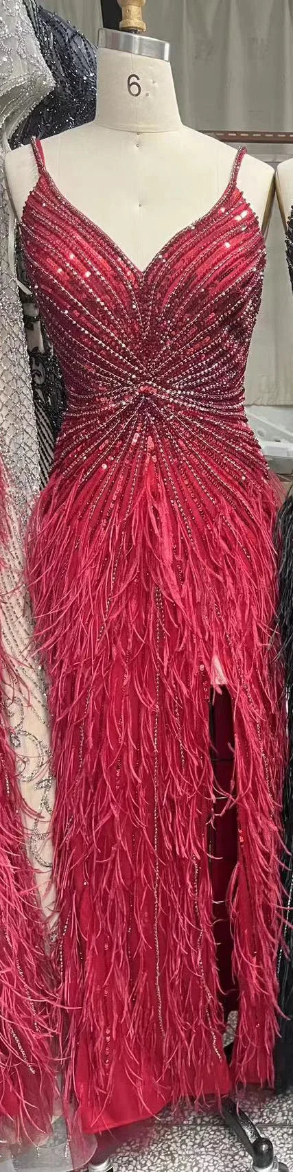 Vestido de Gala Sereia de Luxo e Classe com Penas Azuis, Missangas e Fenda LA70623