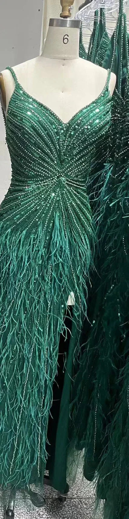 Vestido de Gala Sereia de Luxo e Classe com Penas Azuis, Missangas e Fenda LA70623