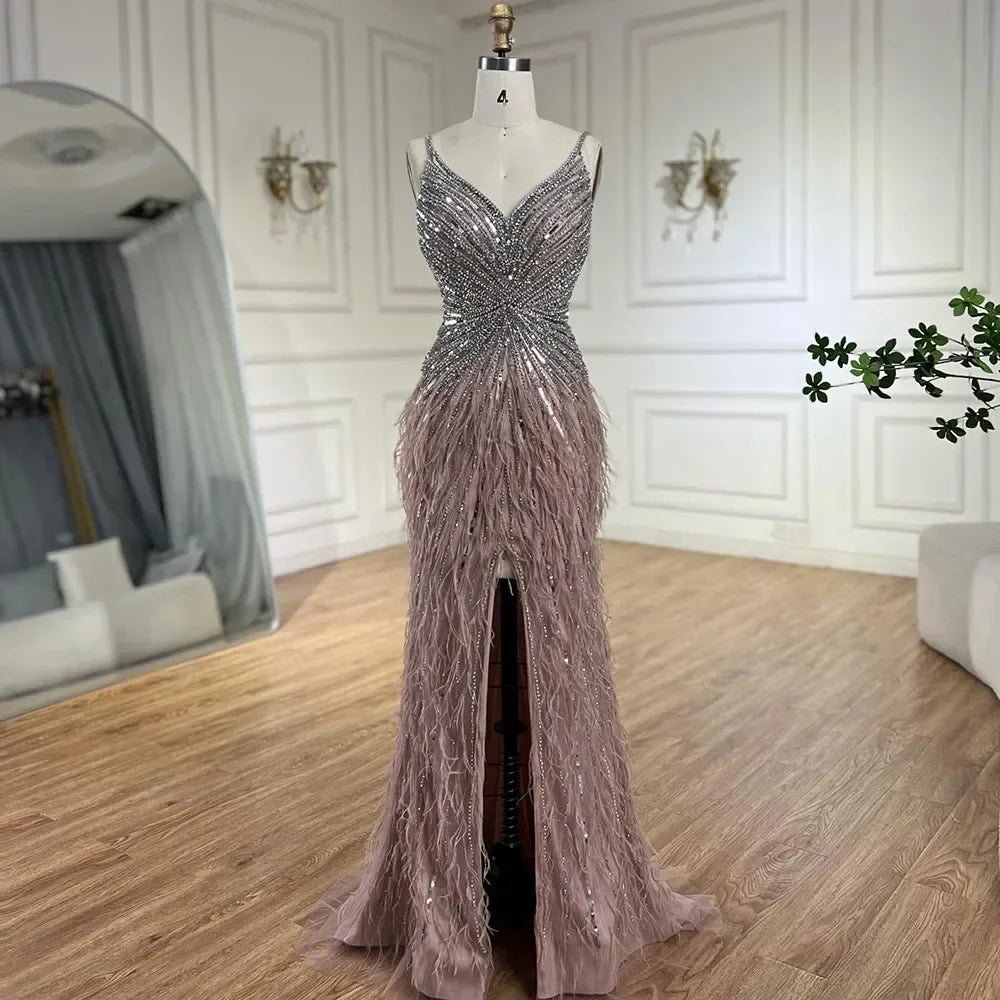 Vestido de Gala Sereia de Luxo e Classe com Penas Azuis, Missangas e Fenda LA70623