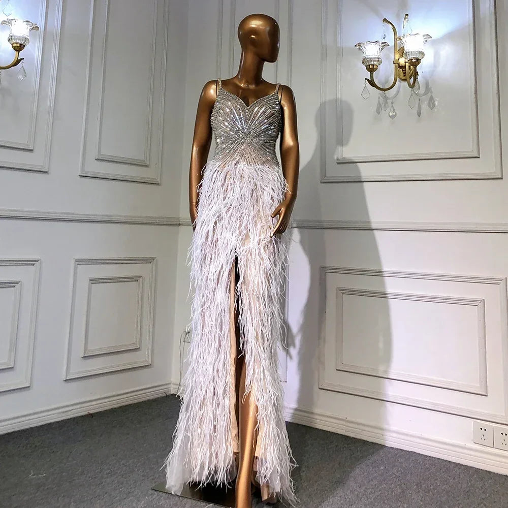 Vestido de Gala Sereia de Luxo e Classe com Penas Azuis, Missangas e Fenda LA70623