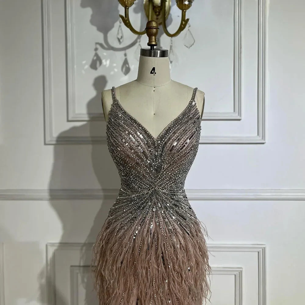 Vestido de Gala Sereia de Luxo e Classe com Penas Azuis, Missangas e Fenda LA70623
