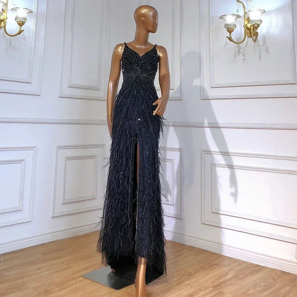Vestido de Gala Sereia de Luxo e Classe com Penas Azuis, Missangas e Fenda LA70623