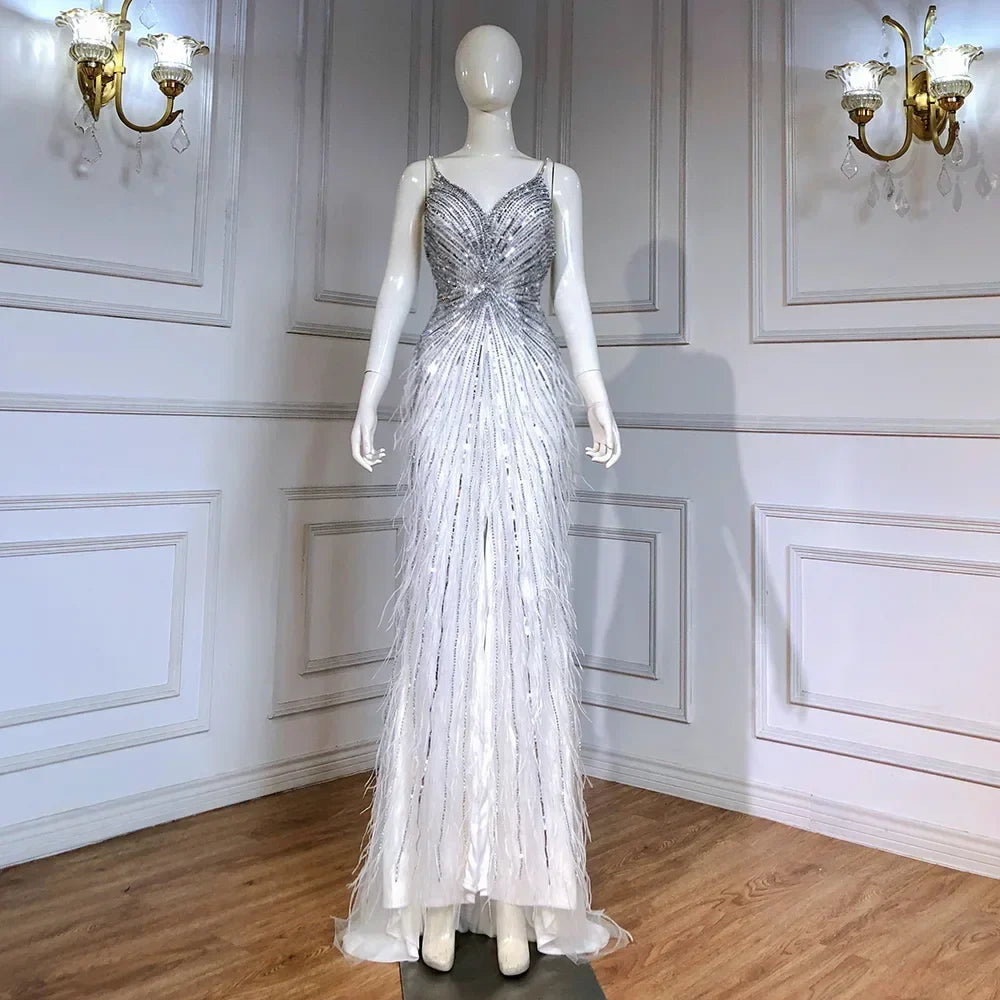 Vestido de Gala Sereia de Luxo e Classe com Penas Azuis, Missangas e Fenda LA70623