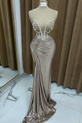 Sexy, säulenförmiges, trägerloses, ärmelloses Ballkleid aus Satin mit Rüschen und Schlitz vorne