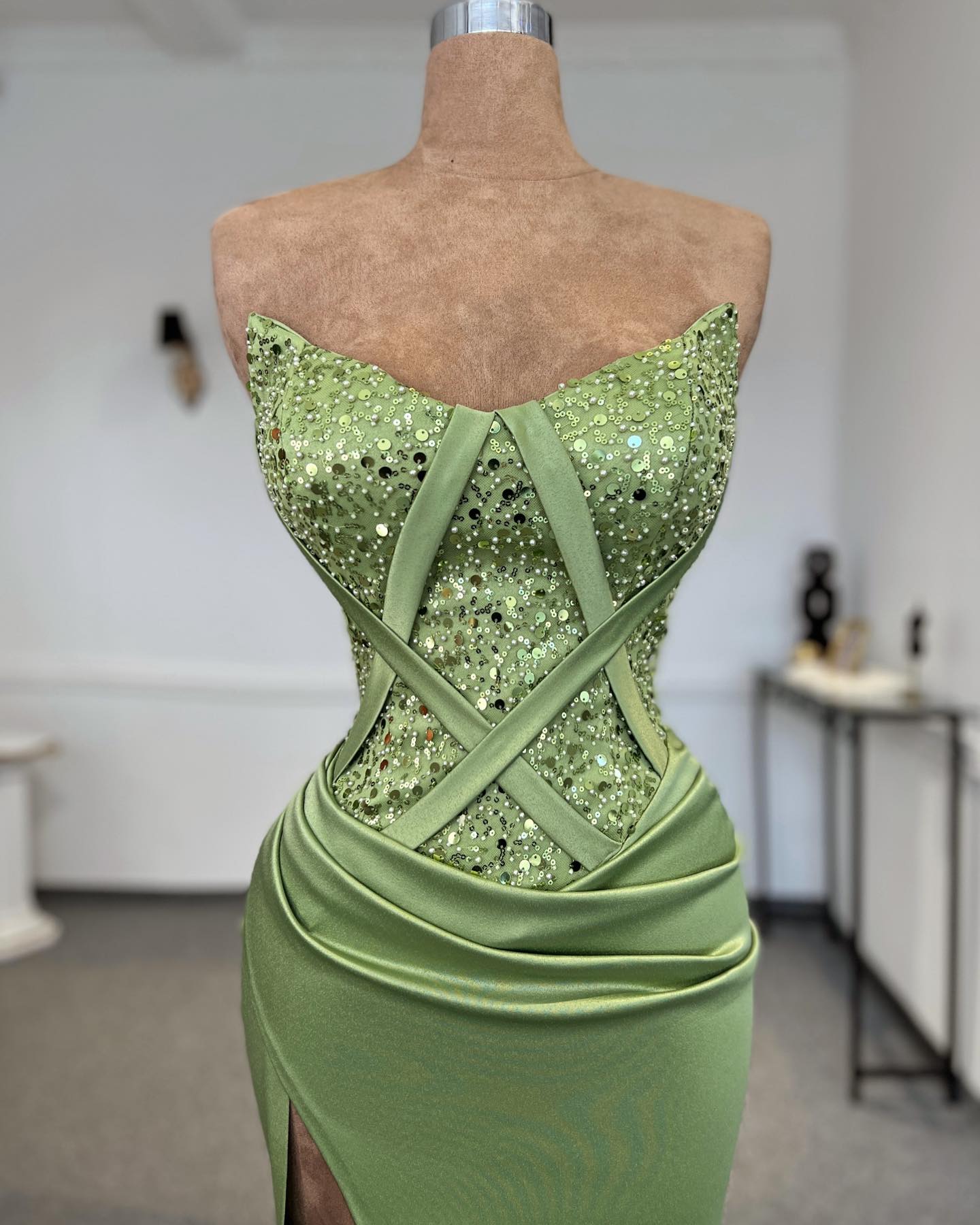 Abito da sera donna in raso con paillettes, senza spalline, senza maniche, a colonna, seducente
