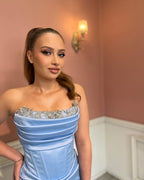 Abito da sera lungo azzurro senza spalline in pizzo con strass, modello sirena con spacco