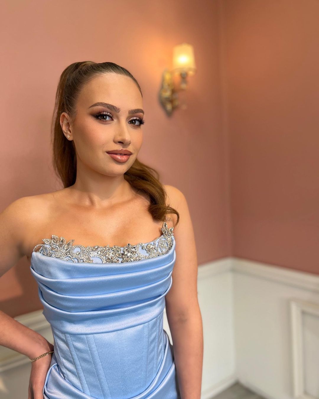 Abito da sera lungo azzurro senza spalline in pizzo con strass, modello sirena con spacco