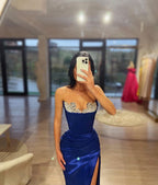 Vestido longo sexy azul real em corte coluna, sem mangas, com pedras brilhantes e racha