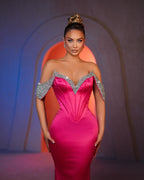 Abito da sera in raso con spalle scoperte, senza maniche, decorato con strass, stile sirena seducente