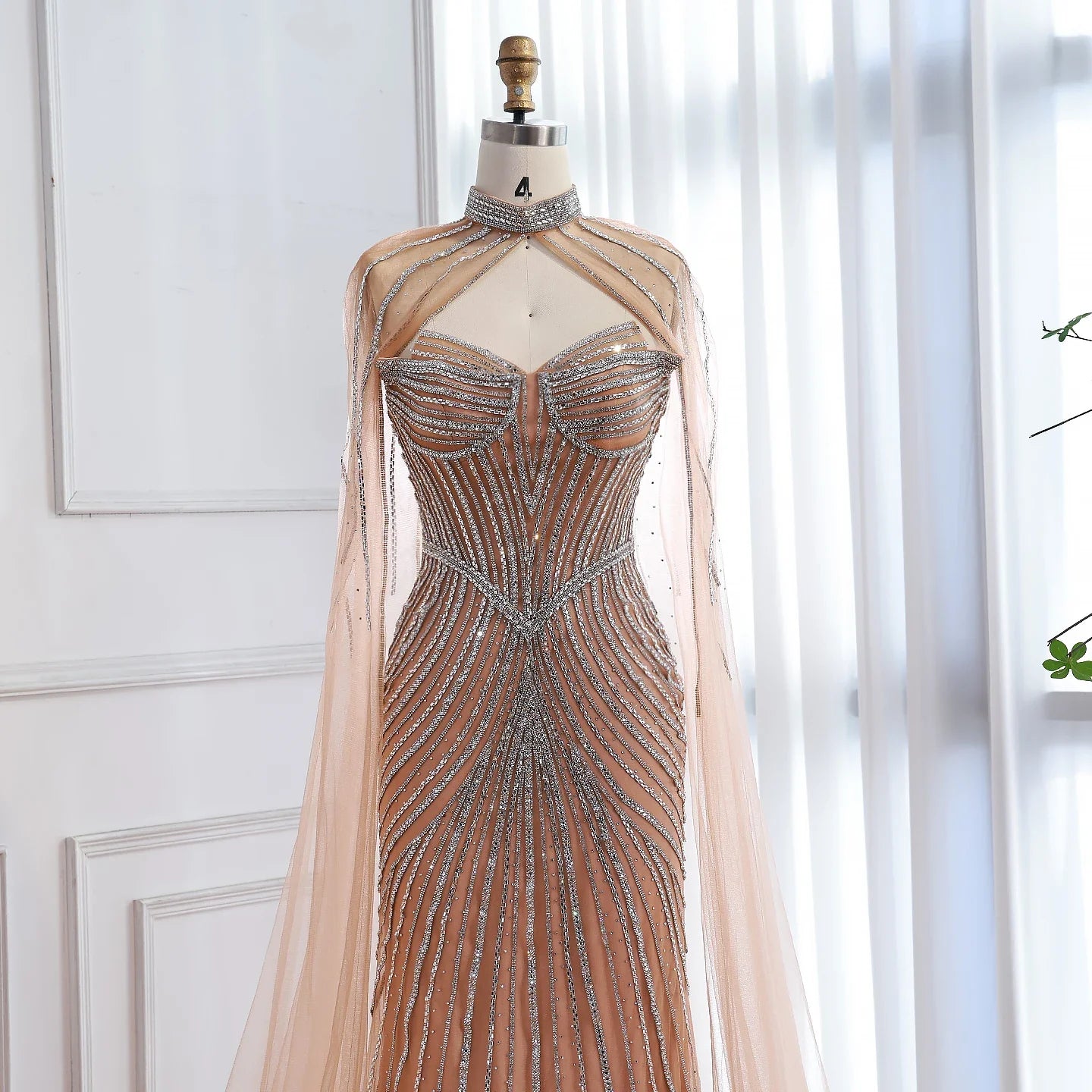 Vestido de Noite de Sereia em Nude de Luxo com Mangas de Capa LA73118