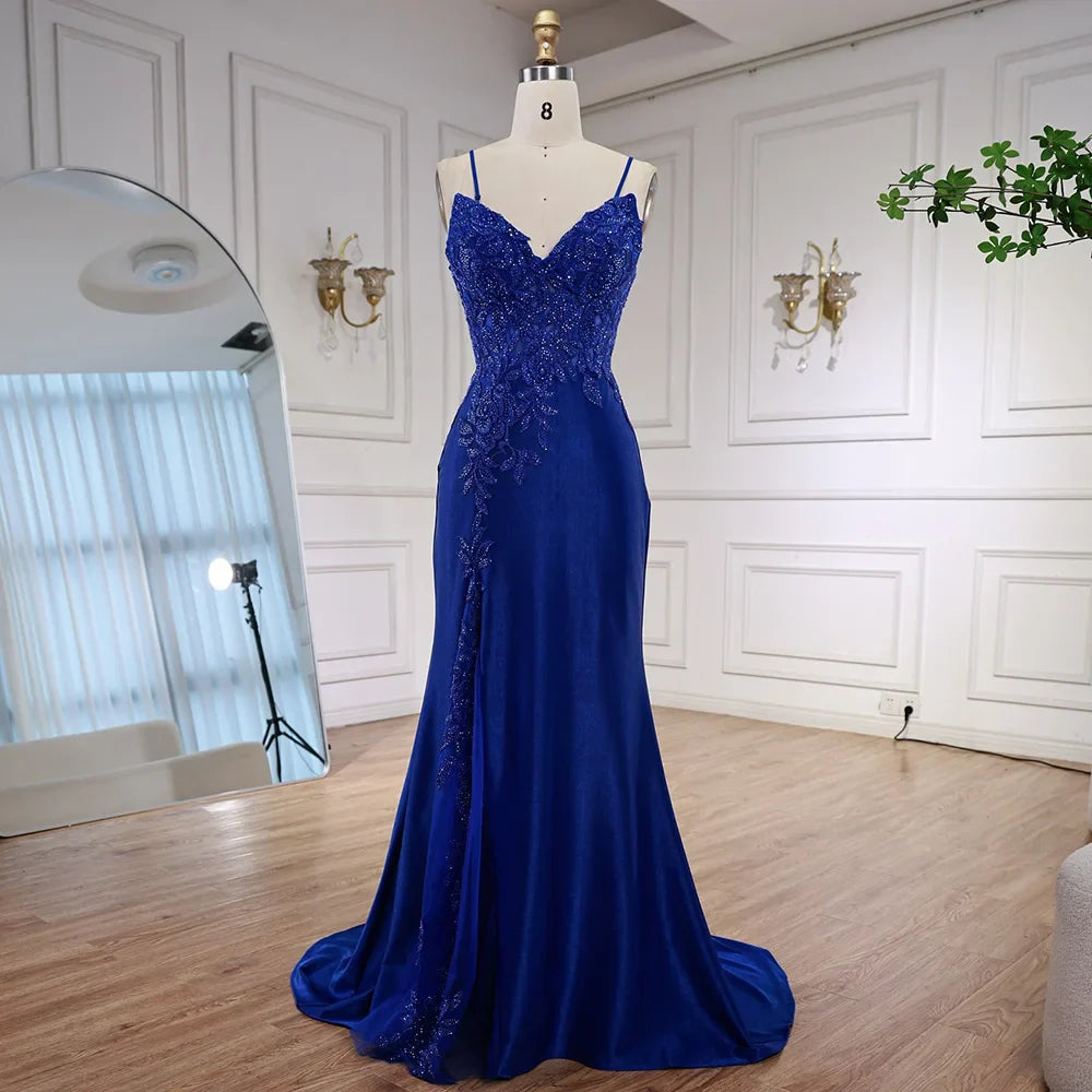 Vestido de gala azul marino de encaje con abertura y tirantes finos LA73041