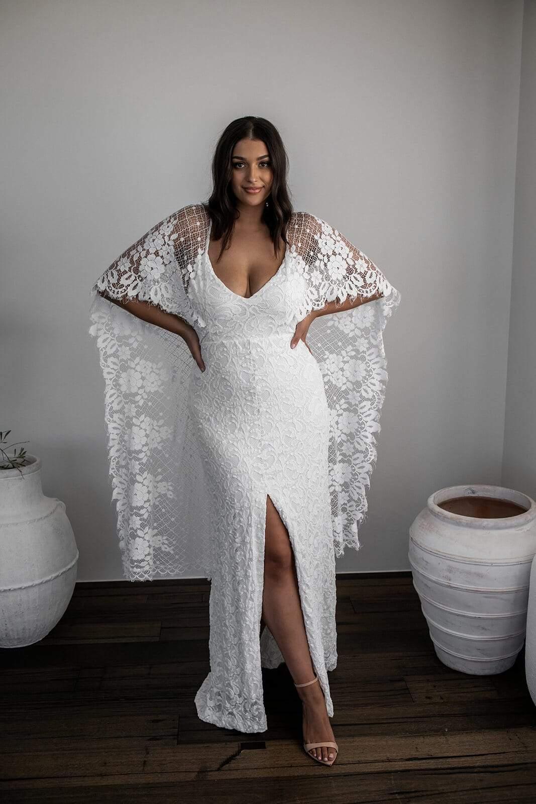 Vestido de novia de encaje con escote redondo y espalda descubierta y aberturas cruzadas