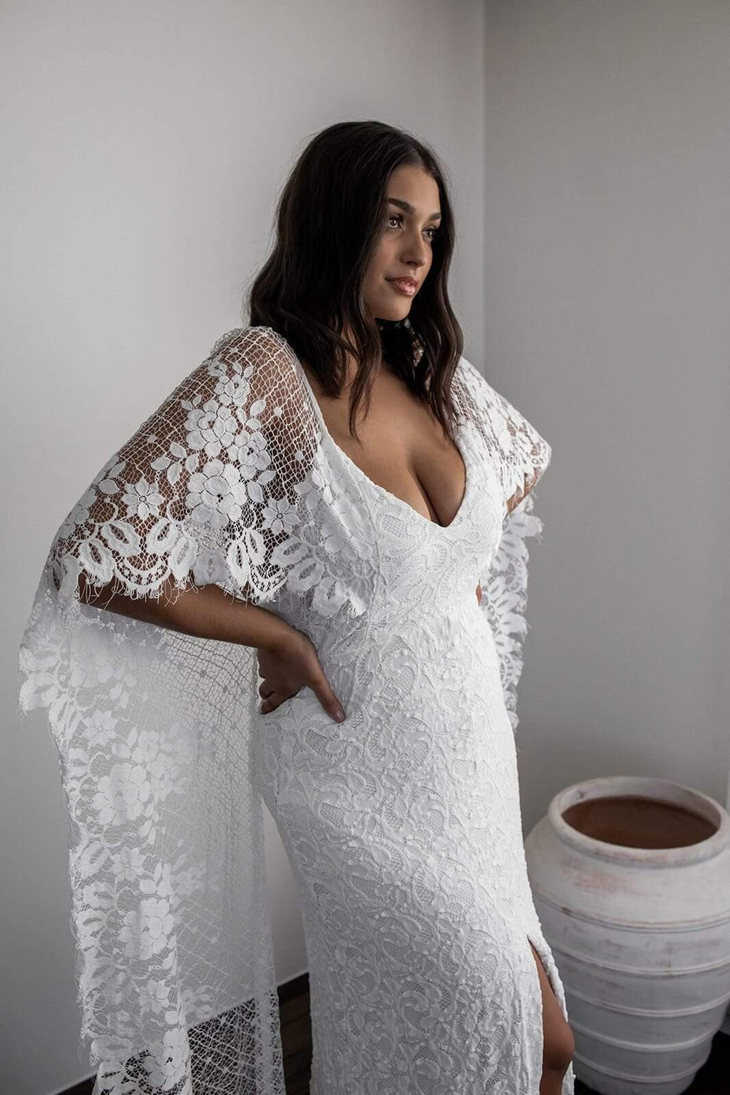 Vestido de novia de encaje con escote redondo y espalda descubierta y aberturas cruzadas