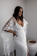 Vestido de novia de encaje con escote redondo y espalda descubierta y aberturas cruzadas