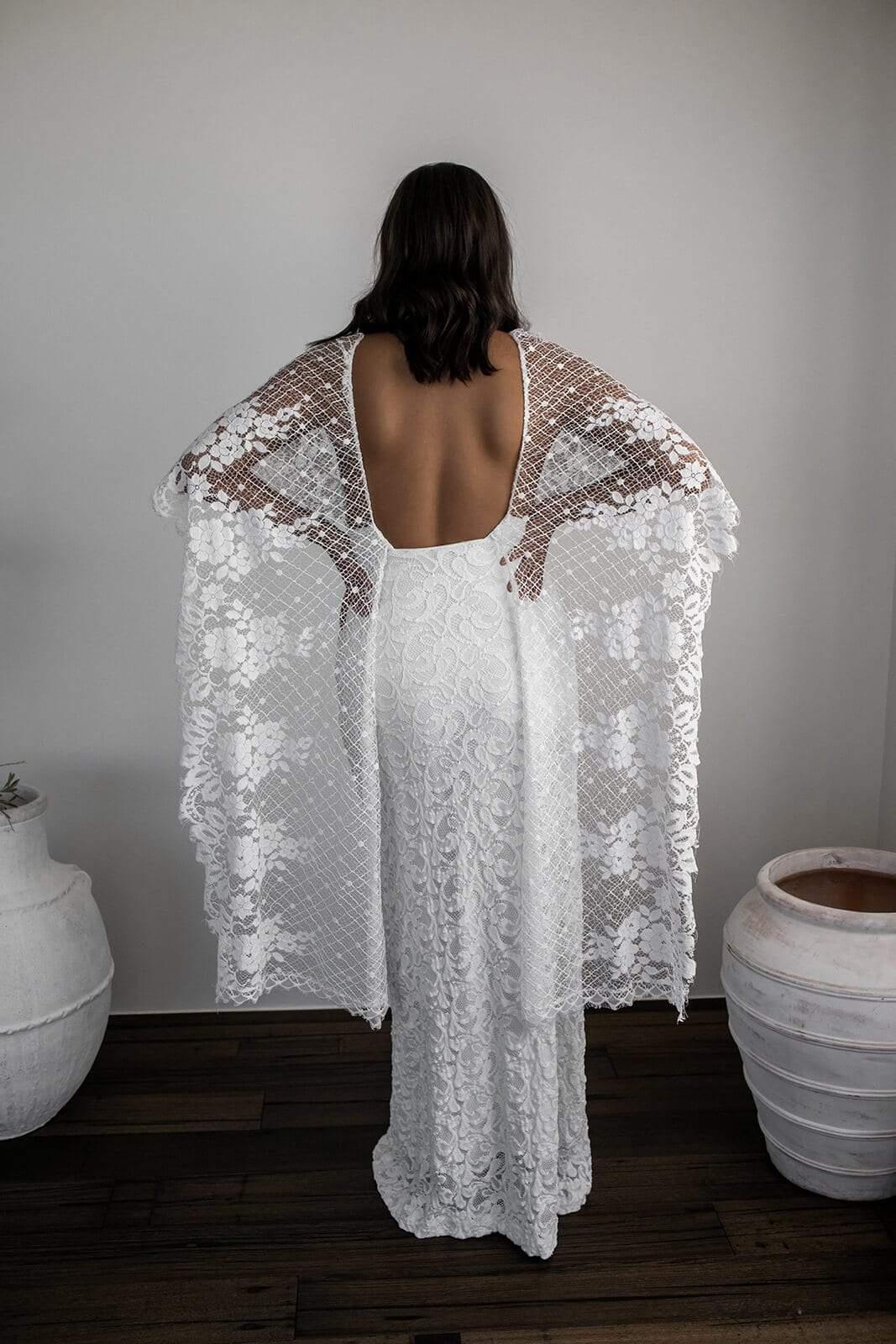 Vestido de novia de encaje con escote redondo y espalda descubierta y aberturas cruzadas